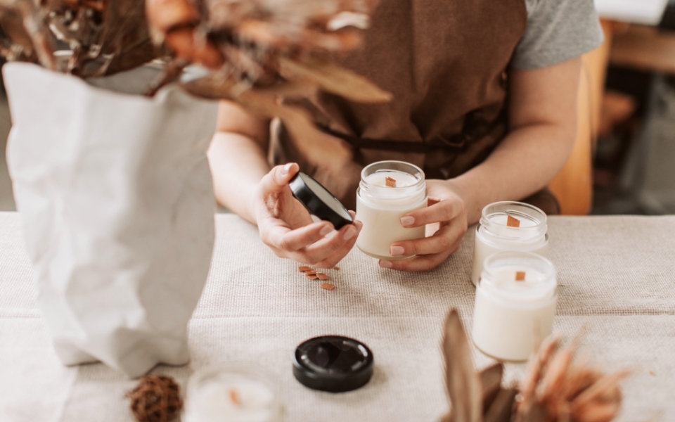 Come creare delle candele in contenitore profumate