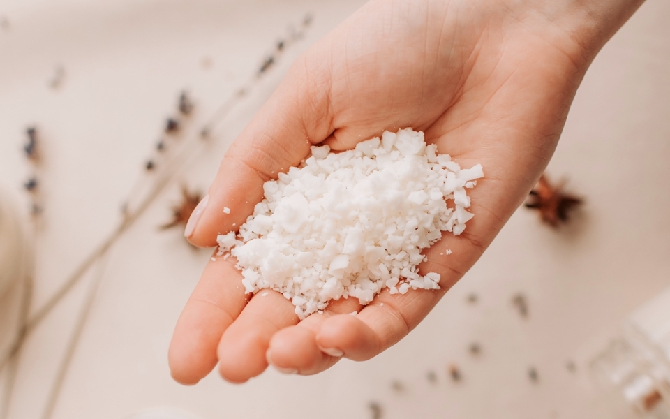 Posso usare la stessa cera di soia per creare candele in contenitore e in stampo